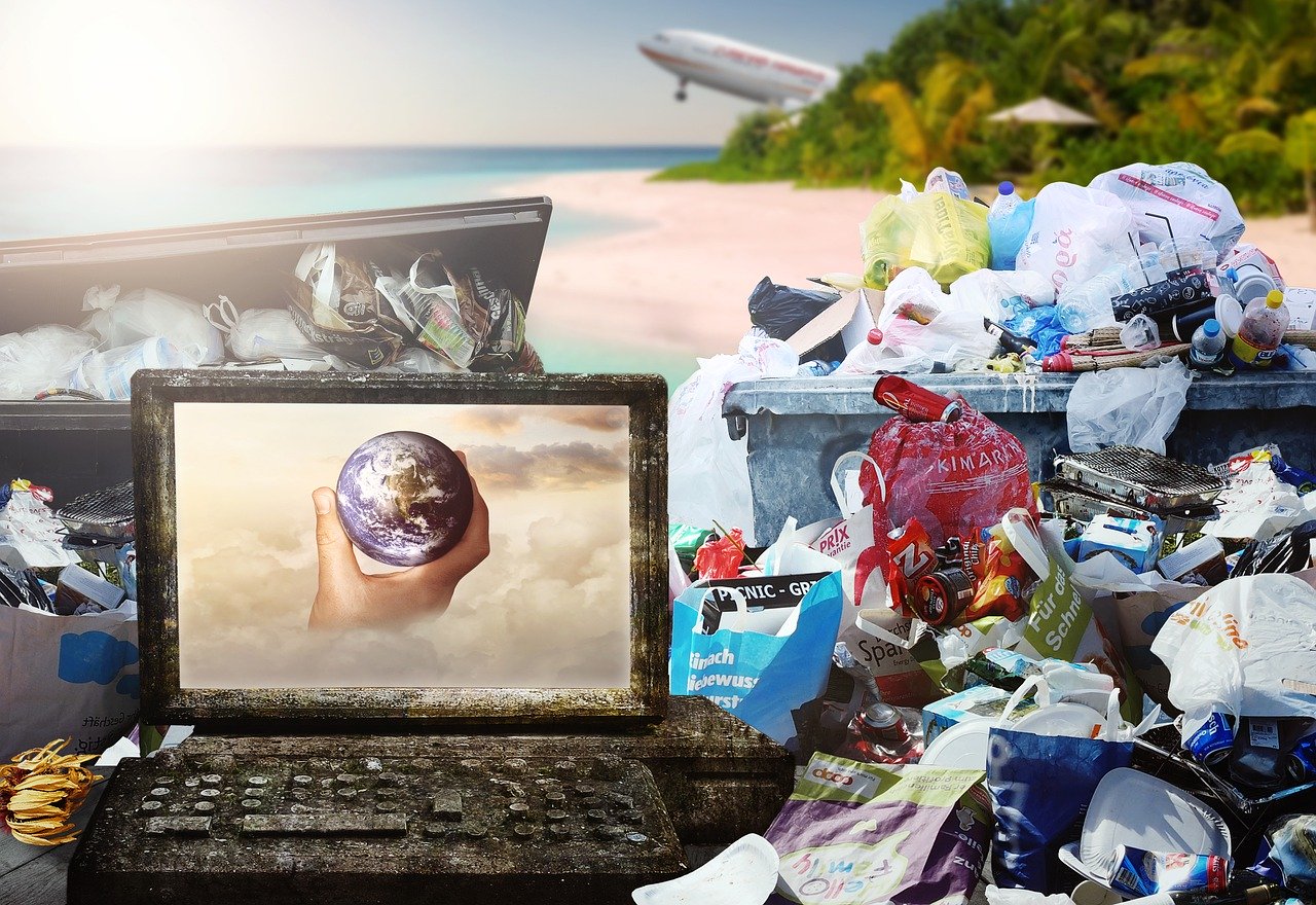 Bild: Nachhalitgekeit - Laptop vor Müll